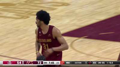 [Highlight] Evan Mobley displays his passing and chemistry with Jarrett Allen! Mobley throws an alley-oop to the Fro who finishes with the one-hand jam!