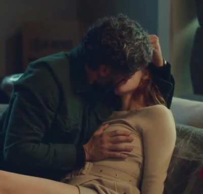 Oscar Issac groping Jessica Chastain's tits