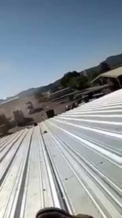 Parral Chihuahua , attack on ministerial police is recorded by two workers who are trapped on a roof