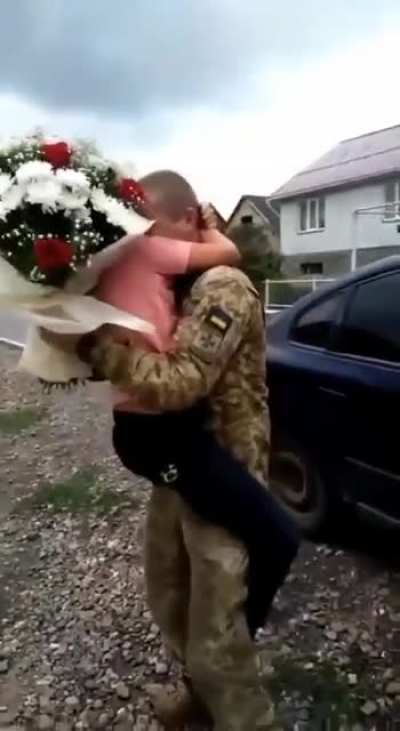Ukrainian father return home after 6 months of fighting in frontline