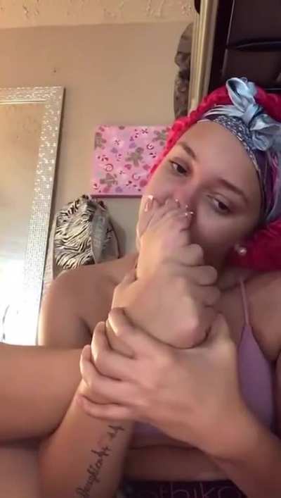 Nyjae sniffing her soles