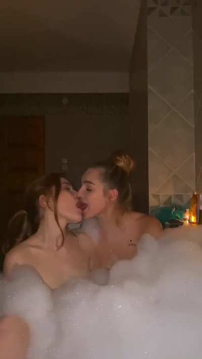 2 Girls In A Bubble Bath