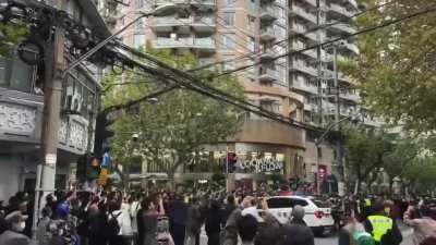 Shanghai citizens surround police stations and call for the release of protestors