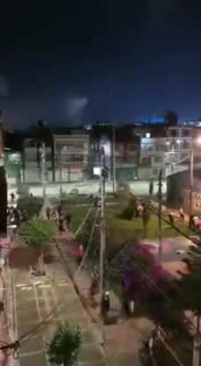 Yer kolombiya i&ccedil; savaş &ccedil;ıktığı s&ouml;yleniyor olaylar polislerin vergileri protesto eden kişilere ateş a&ccedil;masıyla başlamış sonra olaylar buralara gelmiş