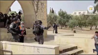 Israeli soldiers attacking Palestinian citizens who are praying/minding their own business in Al-Aqsa mosque. (Translation in comments)
