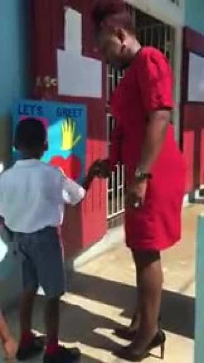 This teacher&rsquo;s way of greeting her students