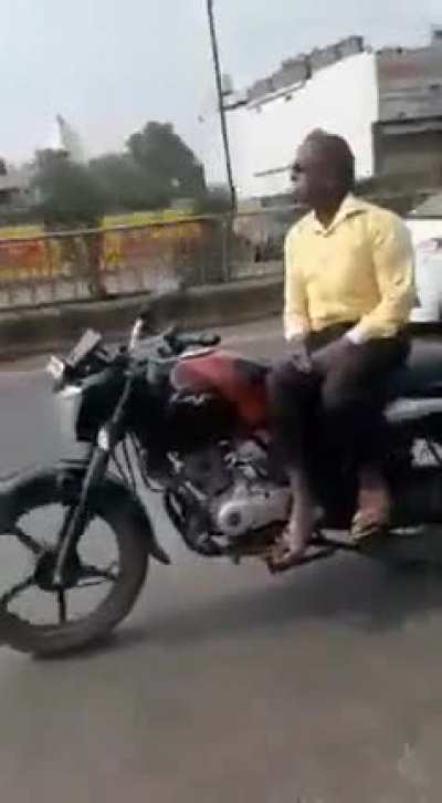 Cool-boii-on-bike tries to imitate a maestro uncle &amp;amp; ends up on the ground