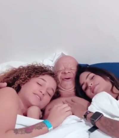They using old nigga baby for his clout 😔