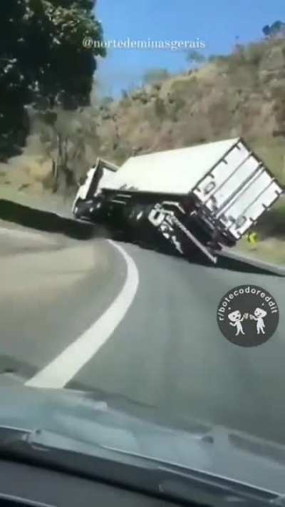 &Eacute; assim que um caminh&atilde;o tomba na serra
