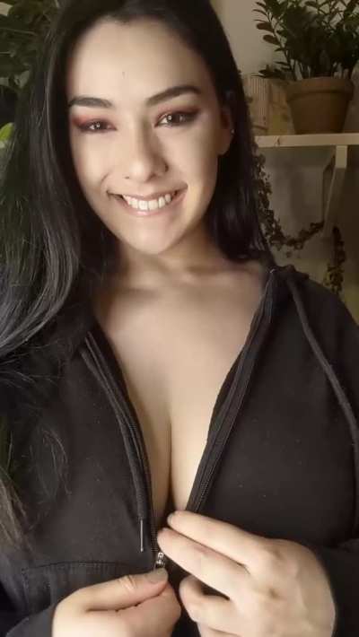 Smiling unzipping&ldquo;drop&rdquo;