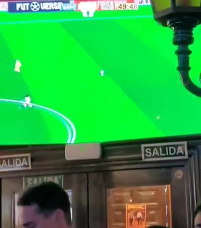 A copa Roblox sendo transmitida em tel&atilde;o de um bar