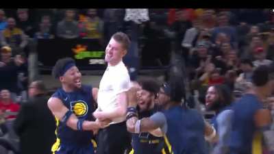 [Highlight] Pacers fan sinks a halfcourt shot during the break and wins $500