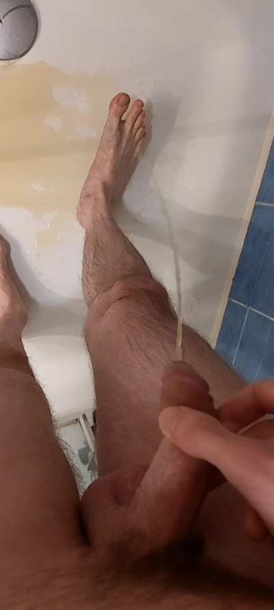 Je me lave les pieds sales avec mon pipi.
