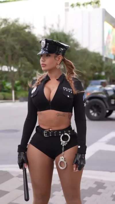 Stopping traffic! 👮&zwj;♀️🚨