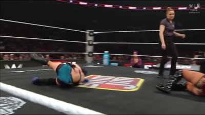 Lyra &amp;amp; Roxanne in one-on-one action! (RAW - 12/8/25)