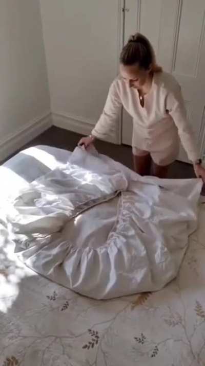 How to fold a fitted sheet