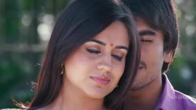 Aksha Pardasany hot expressions when her navel pressed