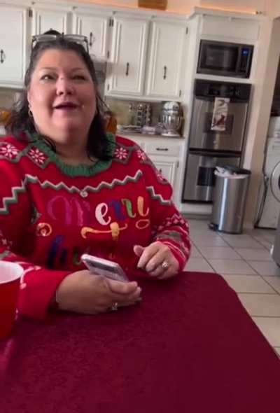 Woman fails to notice her daughter&rsquo;s fake doll hands.