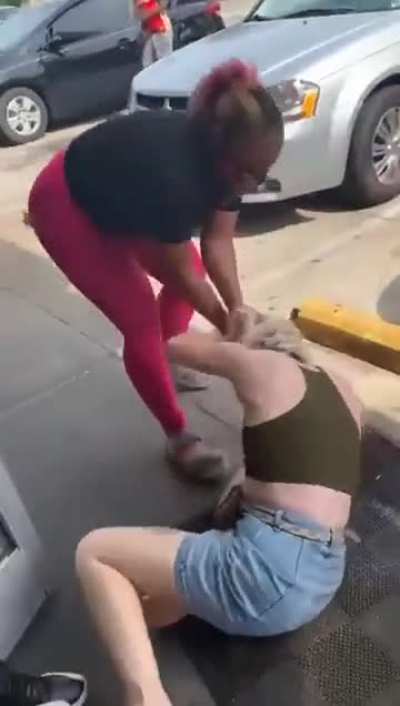 Jealous ex violently beats up her baby daddy&rsquo;s new girl as the baby tries to help her