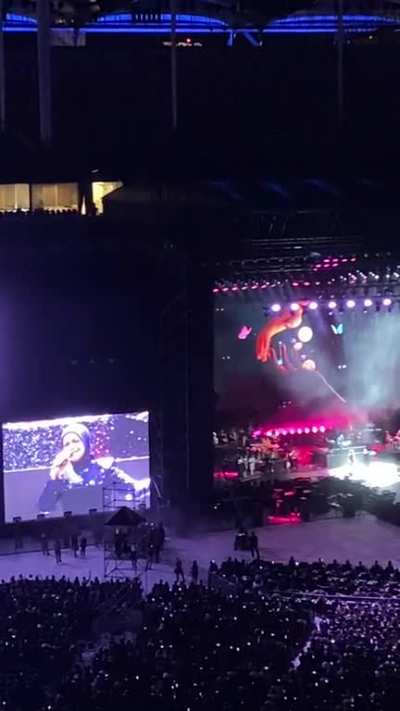 Siti Nurhaliza sings a Tamil song (Munbe Vaa) at A. R. Rahman (Indian composer)&rsquo;s concert at Bukit Jalil yesterday