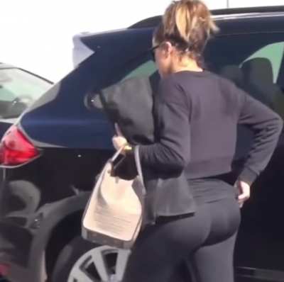 She couldn’t even get her shirt over that ass