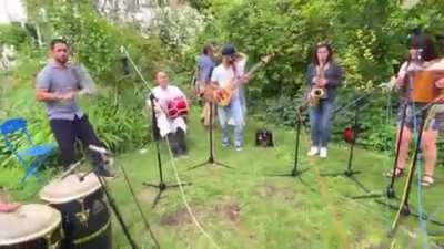 French girl playing Merengue Tipico / Francesa tocando Merengue Tipico