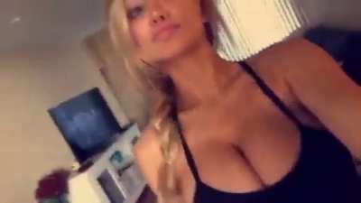 Lindsey Pelas