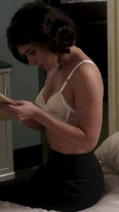 Lizzy Caplan