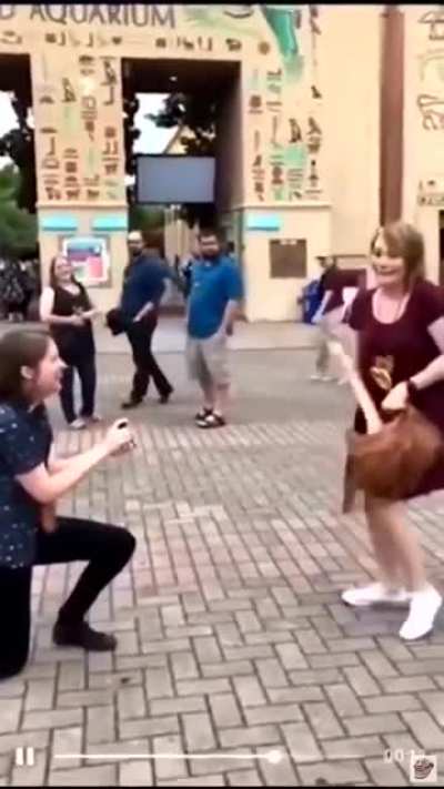 Couple proposes to each other at the same time🥺