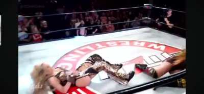 Scarlett Bordeaux & Isla Dawn kiss