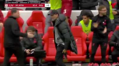 Klopp pulls his hamstring while celebrating Jota&rsquo;s winner