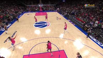 [Highlight] Jrue Holiday drains the 3/4 court heave but doesn't beat the half time buzzer