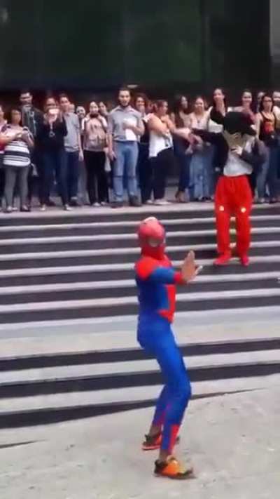 salio el nuevo spiderman "perdido en sudamerica"