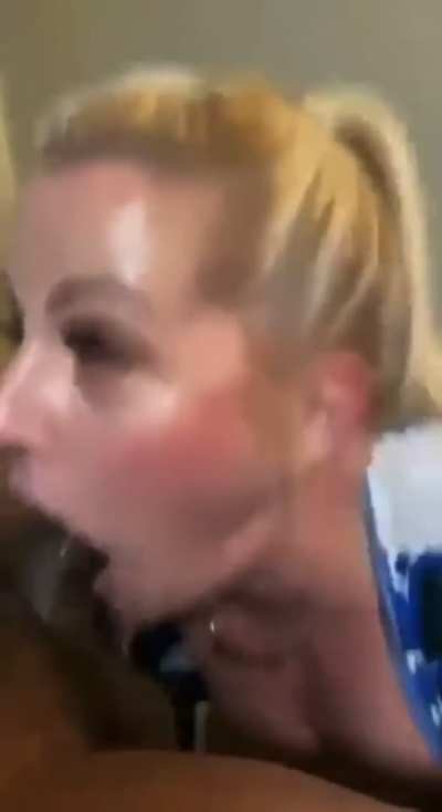 Mom of two hasn't forgotten how to throat big cocks &eth;&eth;