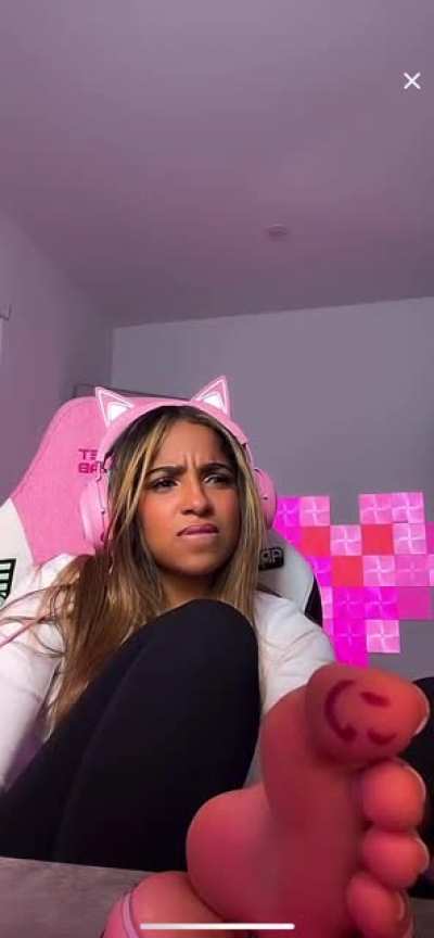 Found her in my tiktok live. Does anyone else&rsquo;s tik tok live have hella feet on it or just me ?😂
