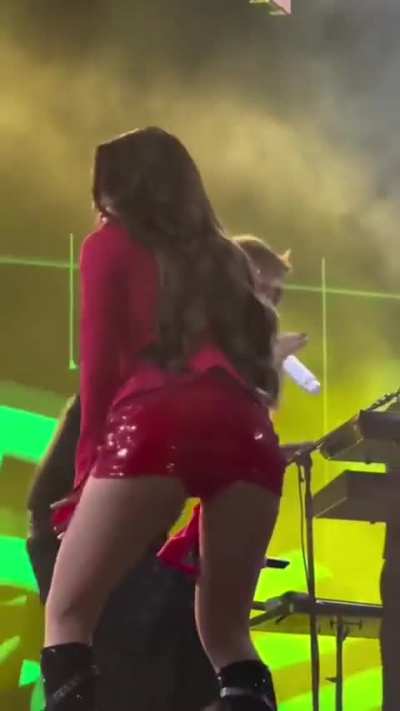 alguien con doble pantalla para dedicarle una lechazo a emilia?