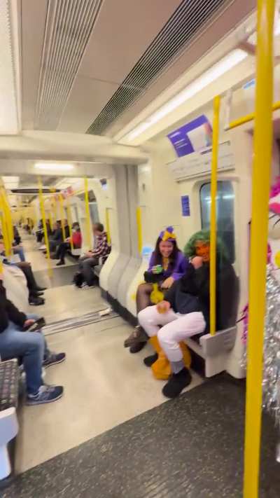 She even serves on the tube. Just check her balance stance🧍🏼&zwj;♀️