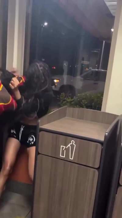 Wild brawl breaks out in a Whataburger😬