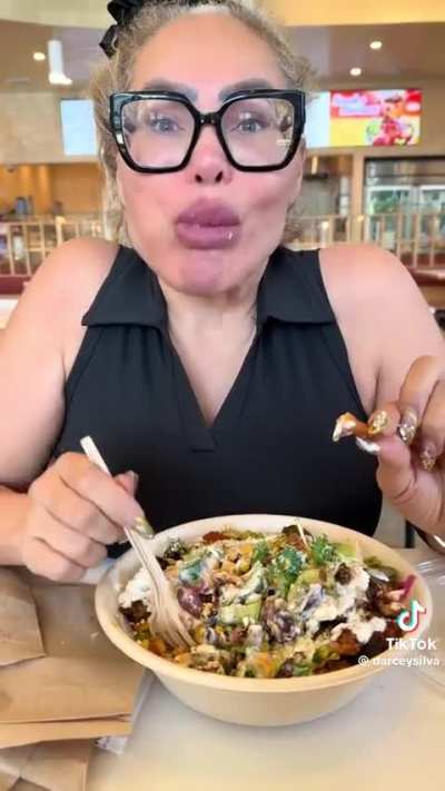 Darcy eating lunch. This lady has zero self awareness. No wonder Georgi is embarrassed to be seen in public with her lol