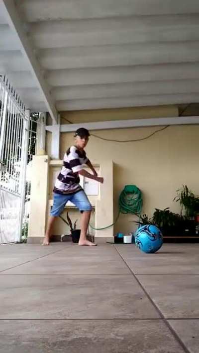 Muquinha praticando foot para ficar igual ao cristiano ronaldo