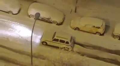 Un "4 latas" abriendo camino por las calles nevadas de Madrid.