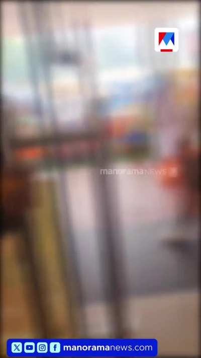 സാന്&zwj;ഡ്&zwj;&zwnj;വിച്ചില്&zwj; ചിക്കന്&zwj; കുറഞ്ഞതിന് ചോദ്യം ചെയ്ത വിദ്യാർഥികള്&zwj;ക്ക് നേരെ കത്തിയെടുത്ത് മാനേജർ; കൊച്ചിയിലെ ചിക്കിങ്ങിൽ കയ്യാങ്കളി