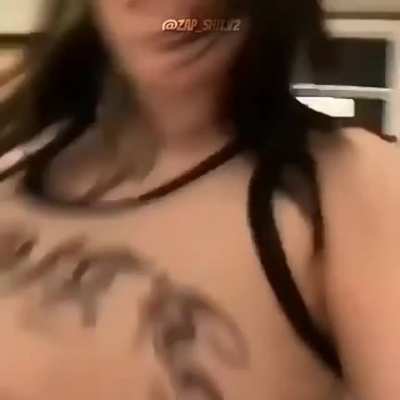 Qual o nome das duas no come&ccedil;o do v&iacute;deo, a vestida de D. Va do overwatch que bateu na bunda e a do final?