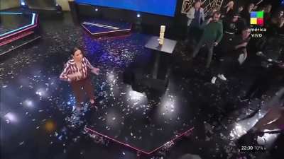 Nena casi se da un palo en vivo