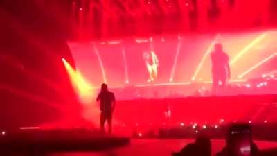 Nooo travis, fijate por donde pisas 😭