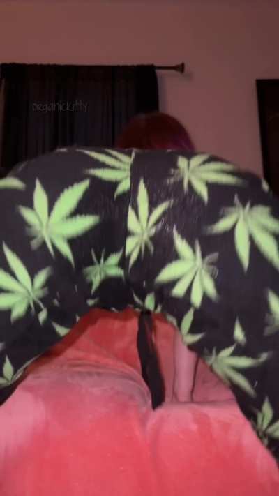Shaking my ass for your morning wood