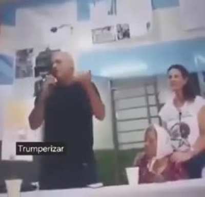 En Quilmes, un profesor en un acto kirchnerista se puso a decir que por culpa de Milei los chicos ya no van a poder salir a robar 