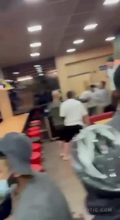 They fighting in da McDonald&rsquo;s