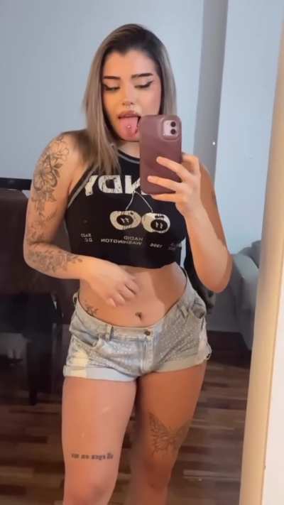 Sending nudes to every guy who say &lsquo;YES&rsquo;