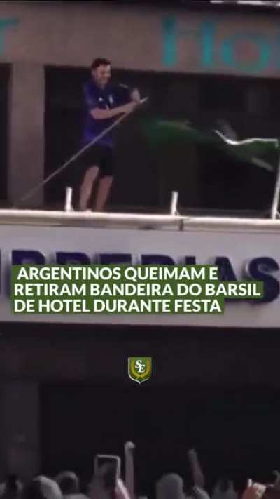 A pobreza da ARG t&aacute; t&atilde;o grande que eles queimaram a bandeira do do Brasil por pura inveja🤧, amo voc&ecirc;s hermanos.